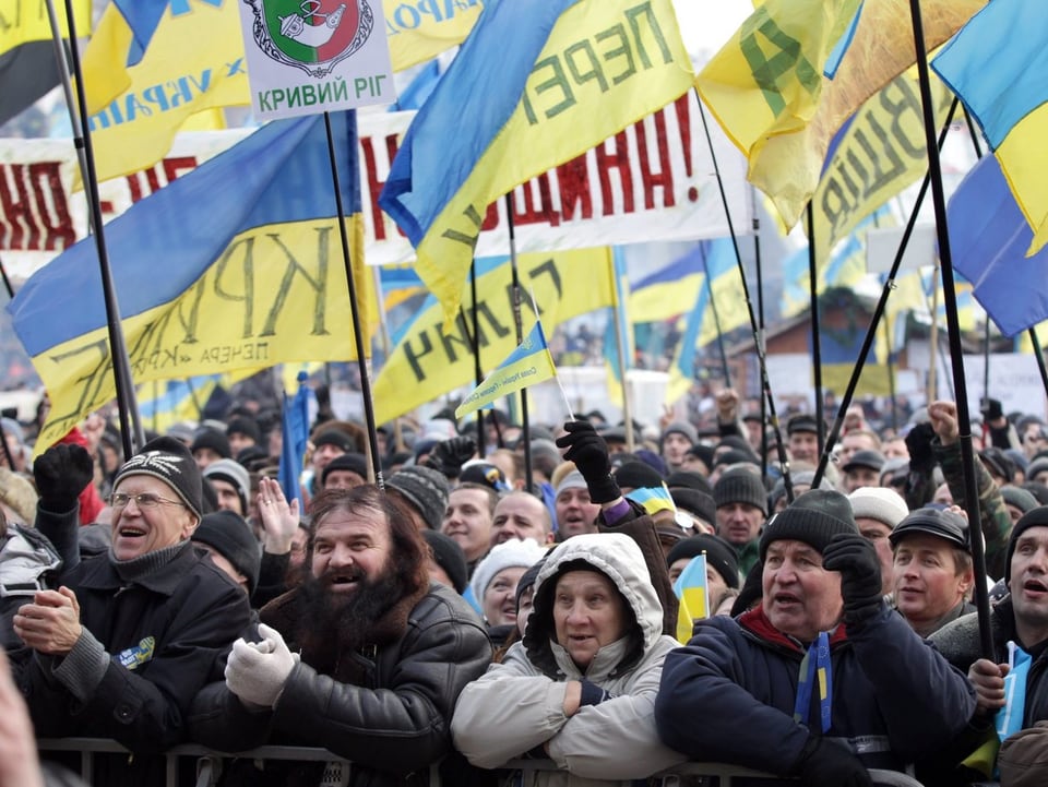 Regierungsgegner lauschen den Rednern auf dem Maidan-Platz