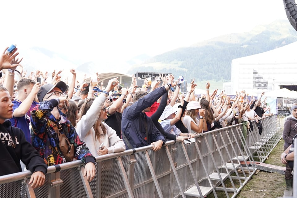 Das Publikum vor der Bühne am Festival in Degen.