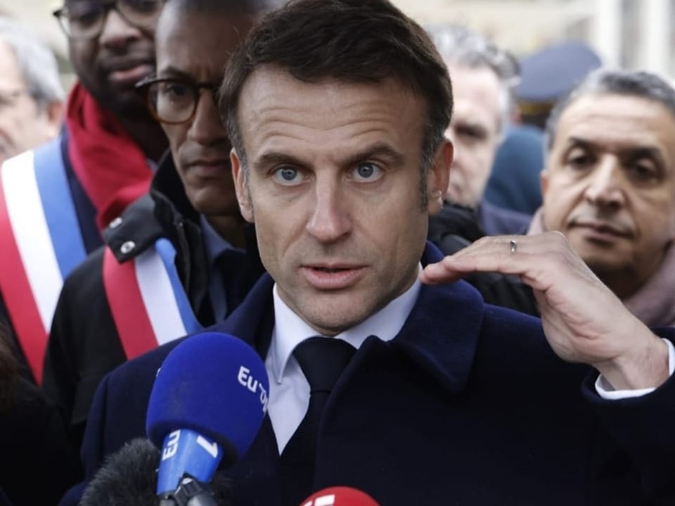 Der französische Präsident Emmanuel Macron bei der Eröffnung des olympischen Dorfes in Saint-Denis, Paris.