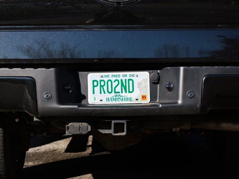 Rückseite eines schwarzen Ford Trucks mit New Hampshire Nummernschild 'PRO2ND'.