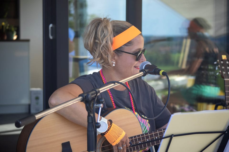 Sabrina Lehmann an der Gitarre.