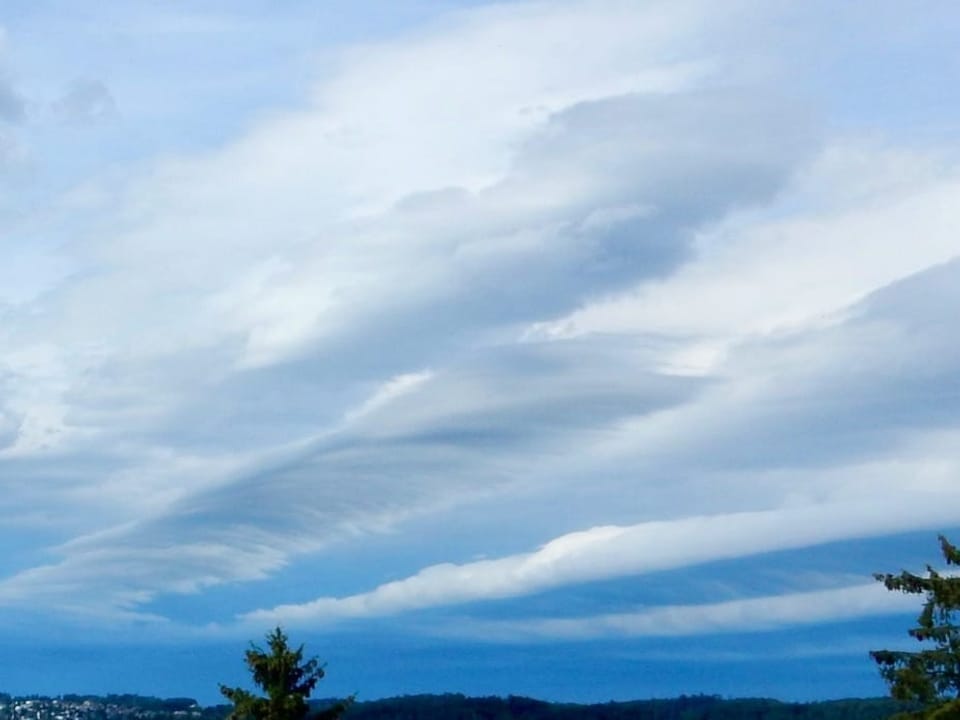 Das Bild erinnert mich an Engelsflüger über Dietlikon :-) Wie nennt man solche Wolken?