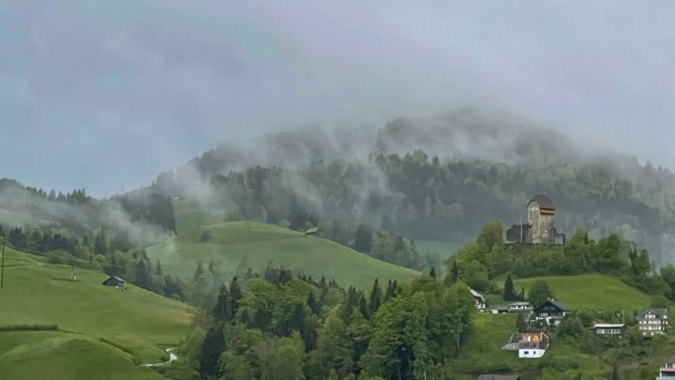 Wolkenverhangenes Toggenburg bei Wattwil.