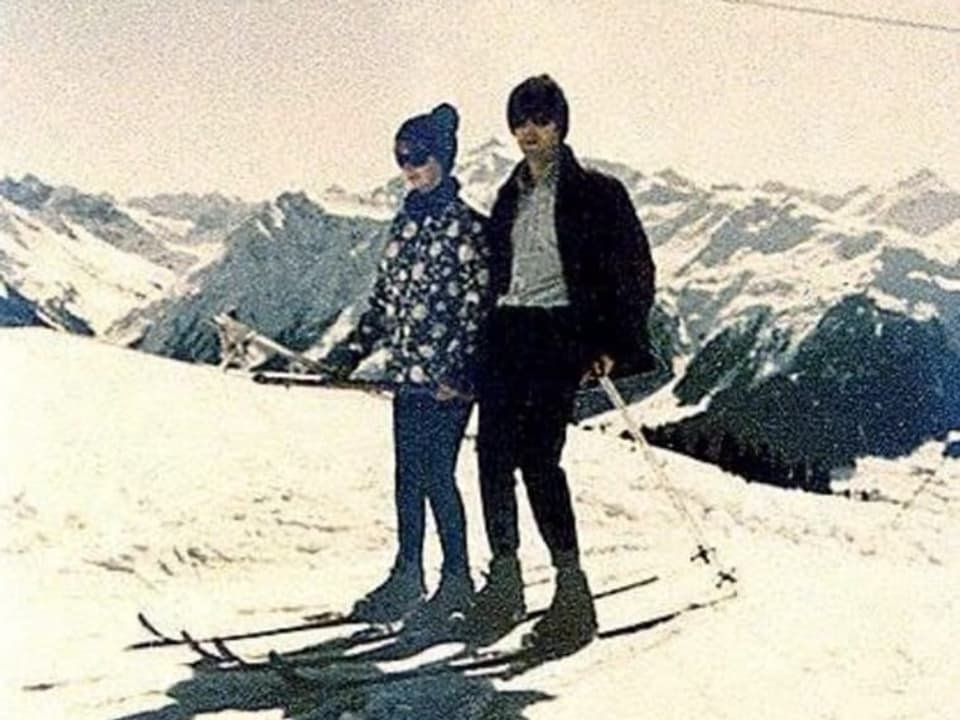 Paul McCartney mit seiner Verlobten Jane Asher auf dem Skilift.