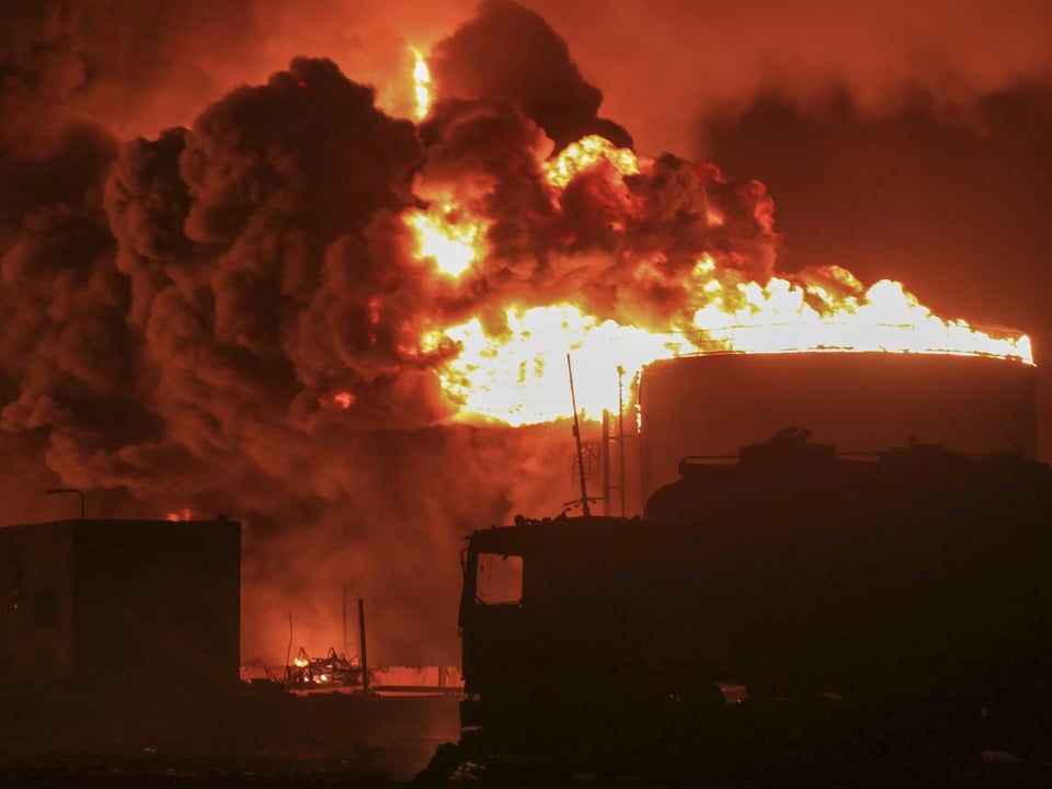 Grosses Feuer mit dicken Rauchwolken und brennenden Strukturen.