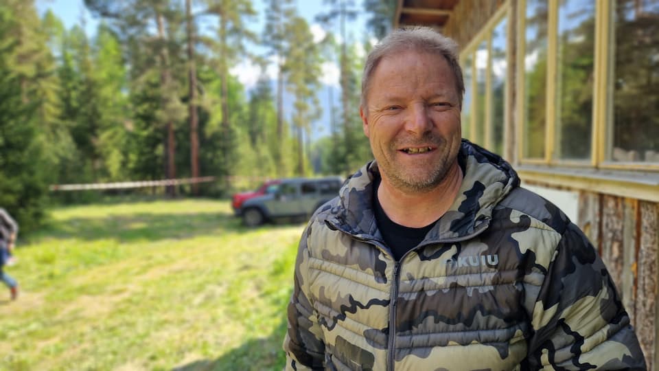 Guolf Denoth hat kurze blonde Haare und trägt eine Daunenjacke im Camouflage-Stil.