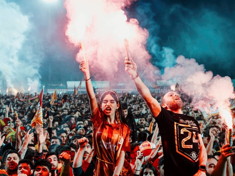 Galatasaray-Fans mit Pyrotechnik feiern.