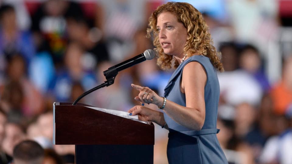 Debbie Wasserman Schultz spricht am Rednerpult.