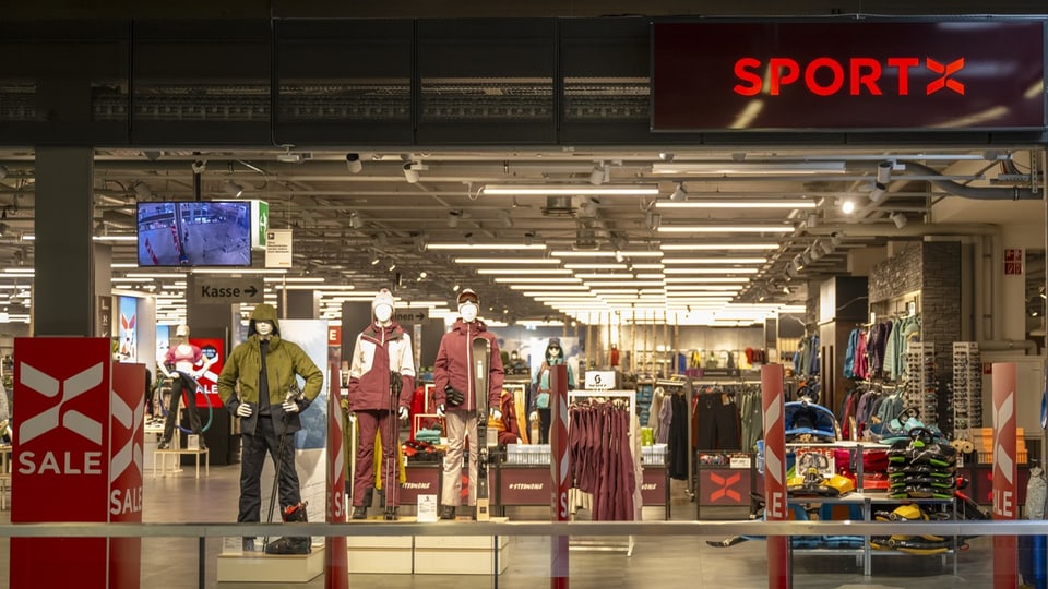 Eine Filiale von SportX mit Sportartikel im Schaufenster.