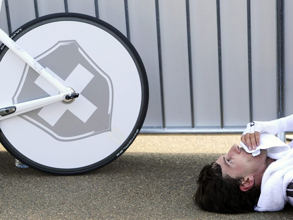 Fabian Cancellara liegt am Boden neben seinem Rad.