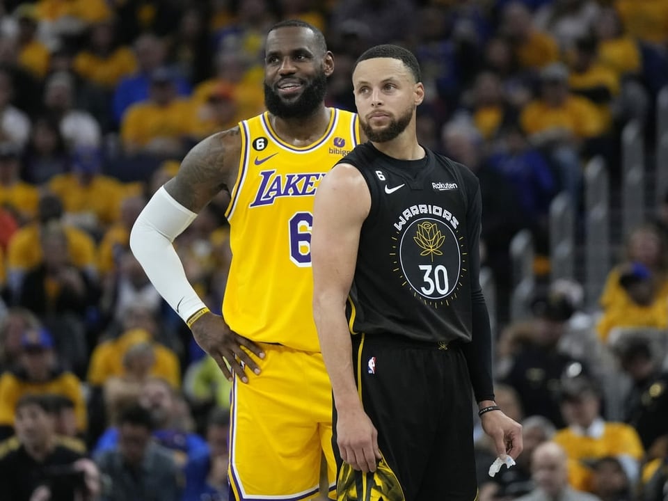 LeBron James und Stephen Curry stehen nebeneinander.