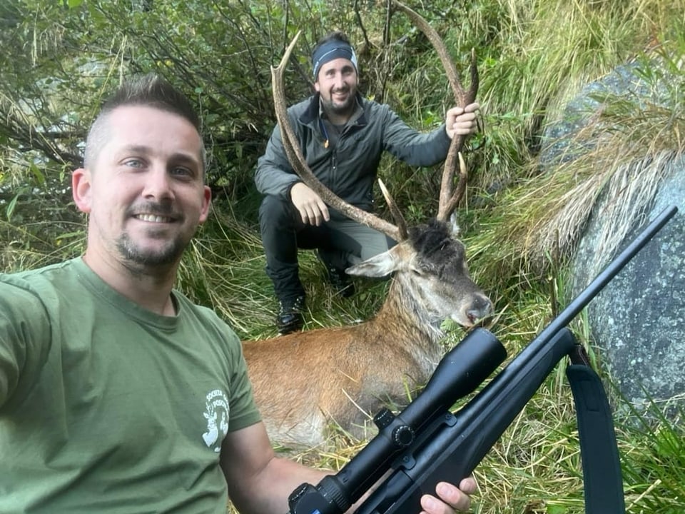 Zwei Jäger mit Hirsch in Mesocco.