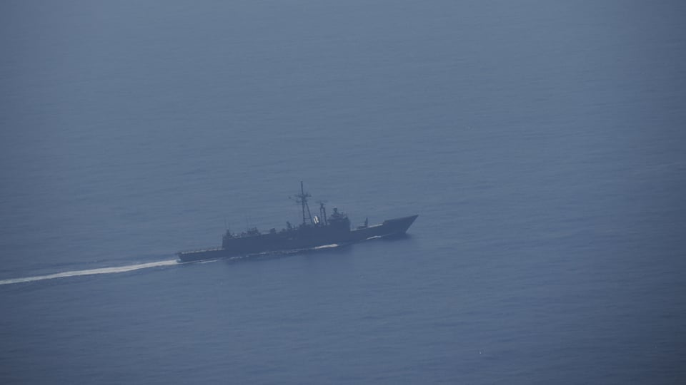 Luftaufnahme eines Kriegsschiffs auf dem Meer.