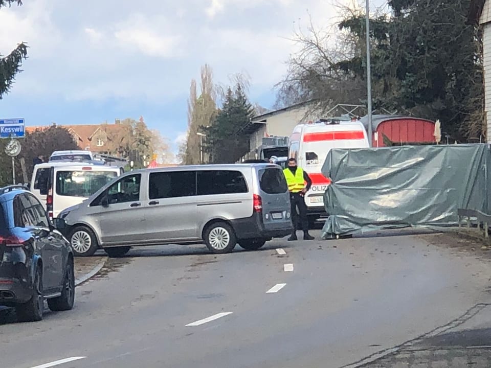 Auto und Zaun stehen auf einer Strasse