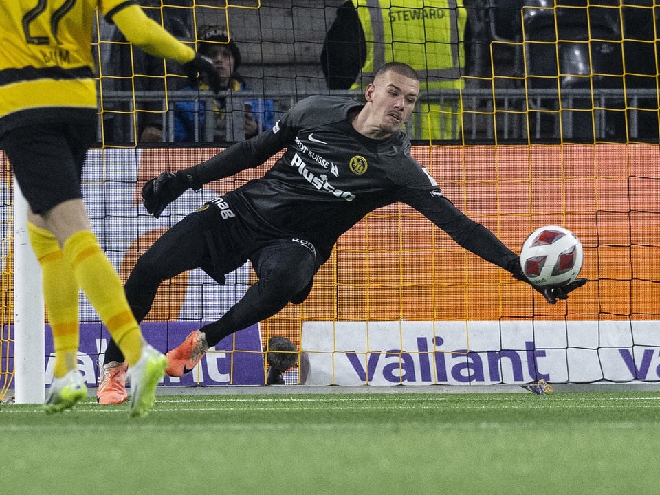 Torwart macht eine Parade während eines Fussballspiels.