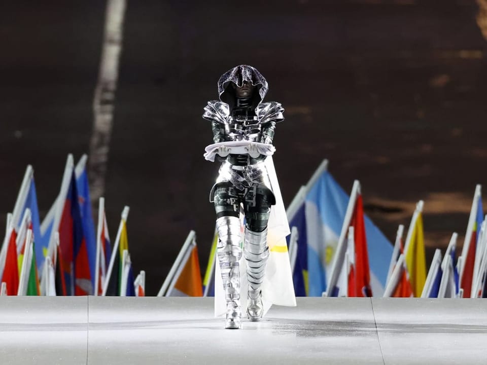 Die Reiterin trägt die olympische Flagge während der Eröffnungszeremonie.