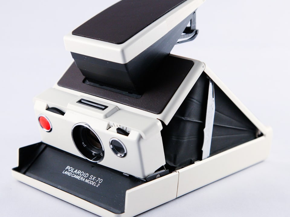 Eine schwarz-weisse Polaroid-Kamera aus den 1970er-Jahren.