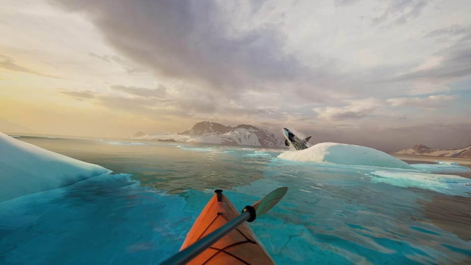 Ein Orca springt vor unserem Kayak aus dem Eismeer.