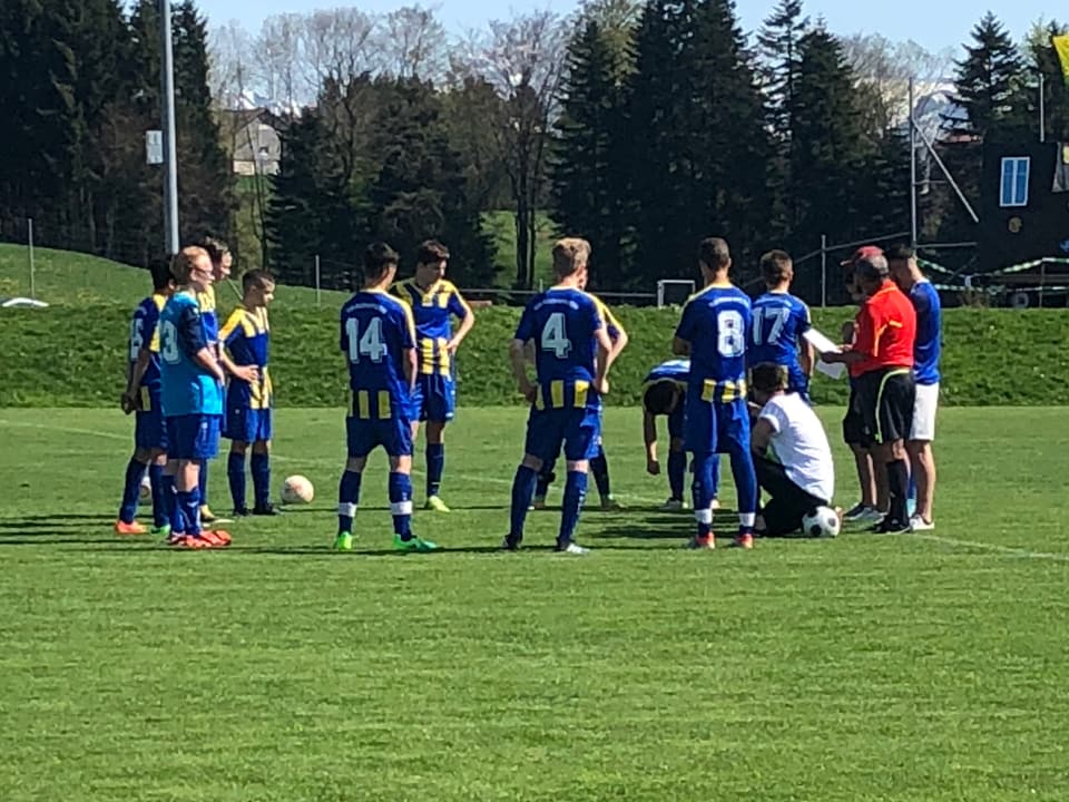 Fussballspieler stehen im Kreis