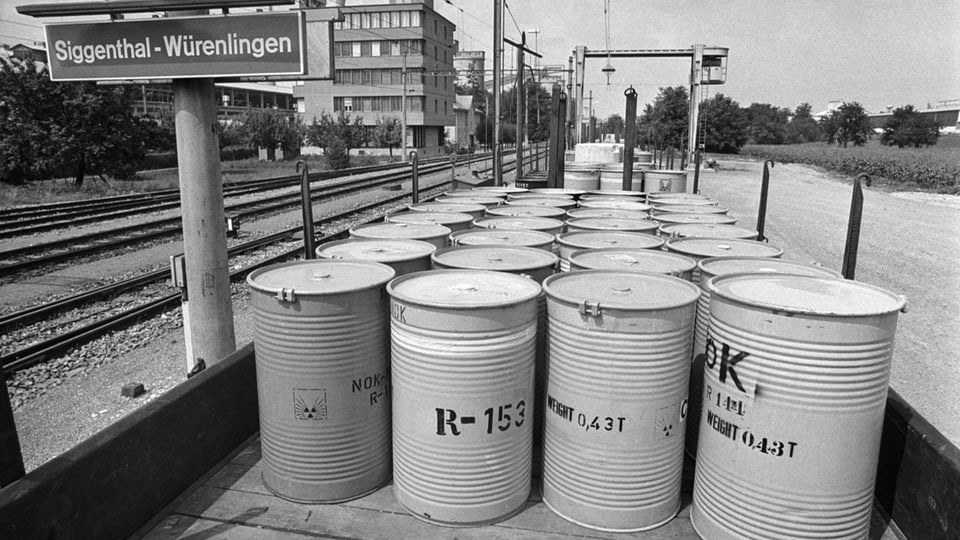 Fässer mit Atommüll stehen auf einem Zugwaggon in Würenlingen.