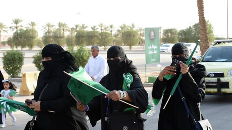 Saudische Frauen unterwegs ins Stadion.