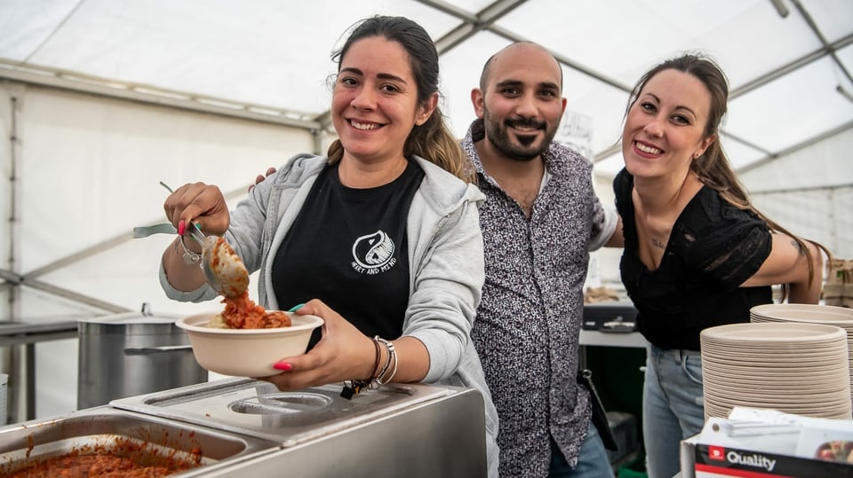 Das Team mit Francesco, Nella und Gabriella des alten Zollhauses in Splügen ist für die super feine Polenta zuständig. 