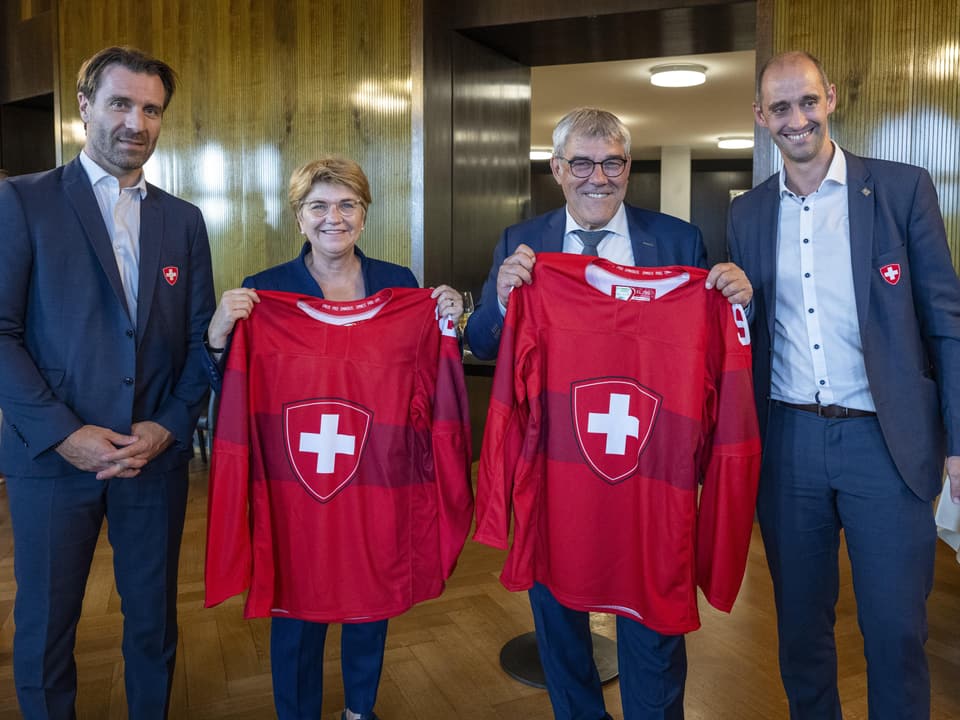 Amherd and Nussbaumer keep the Schweizer Eishockey-Nati-Trikot informed, with Weibel (left) and Bloch (right) stehen.