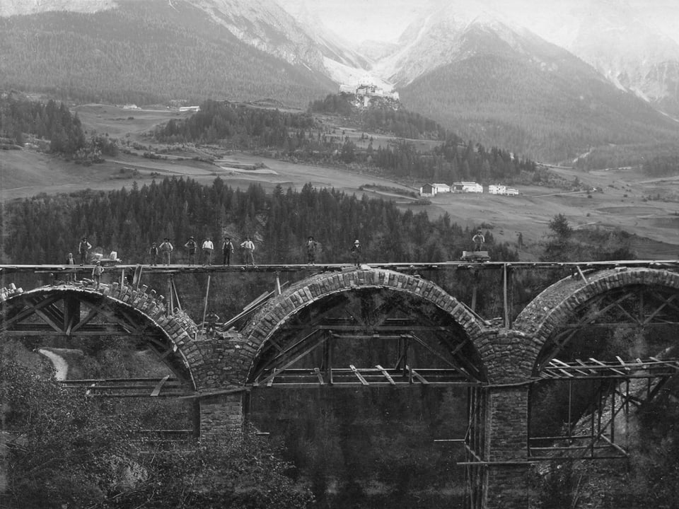 Fotografia alv e nair dal vidaduct Lumess a Scuol