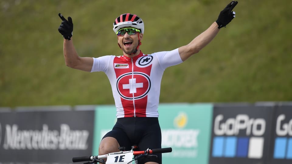 Nino Schurter a l'arrivada da la cursa da team als campiunadis mundials da mountainbike a Lai.