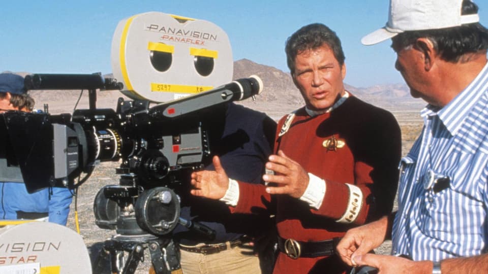 Mann in Star-Trek-Anzug hinter einer Filmkamera