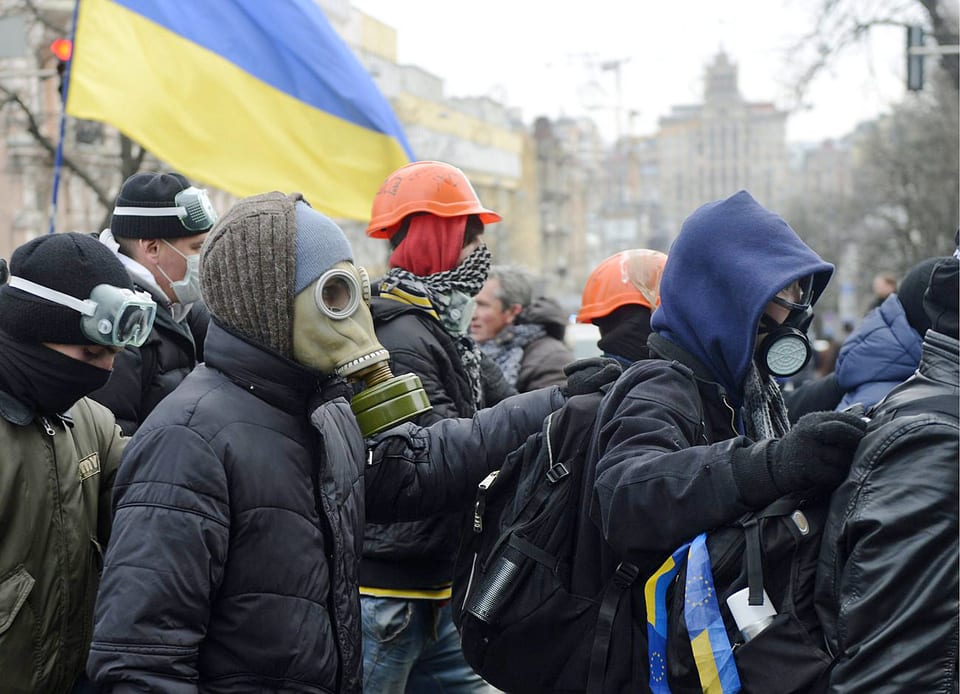 Demonstranten mit Gasmasken.