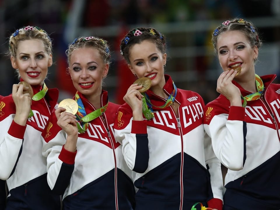 Russische Turnerinnen feiern ihre Goldmedaillen bei den Olympischen Spielen in Rio vor acht Jahren.