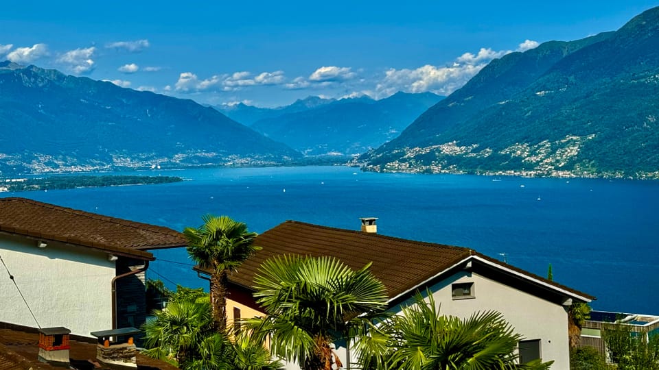 Blick von Brissago über den Lago Maggiore zur Magadinoebene und Richtung Bellinzona.