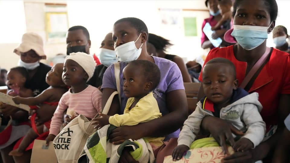 Diese Mütter warten mit ihren Kindern auf eine Behandlung in einem Spital in der Hauptstadt Harare. 