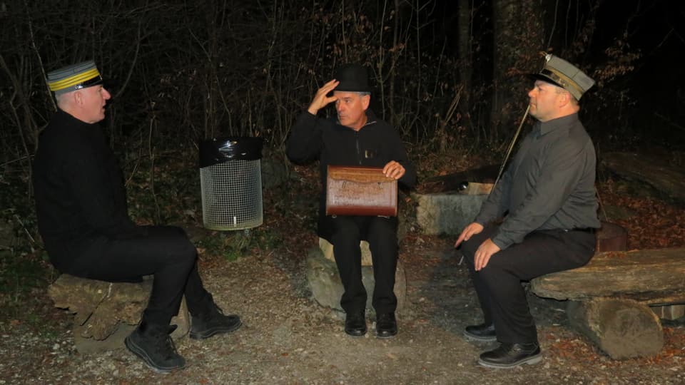 Drei Männer in Uniform diskutieren in der Nacht