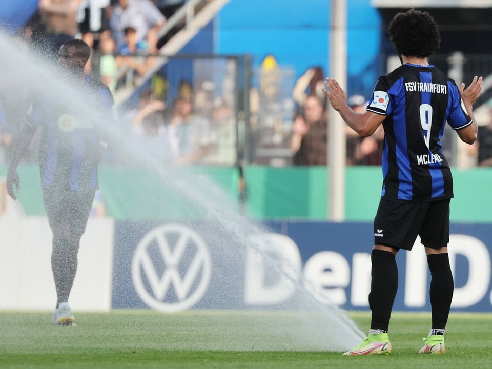 Im DFB-Pokalspiel zwischen FSV Frankfurt und Hansa Rostock öffnete in der ersten Halbzeit nicht der Himmel, sondern der Boden seine Schleusen. 