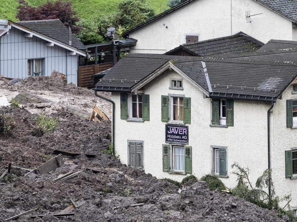 Schlamm bahnt sich seinen Weg bis zu den Häusern.