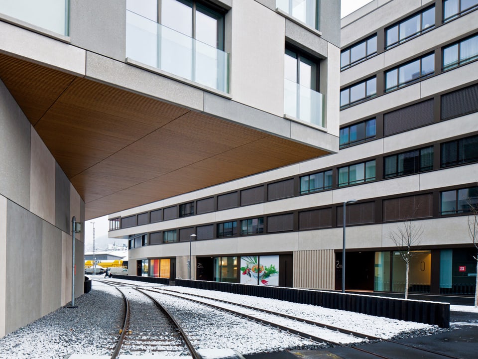 Modernes Gebäude mit einem Geleise für Güterzüge. 