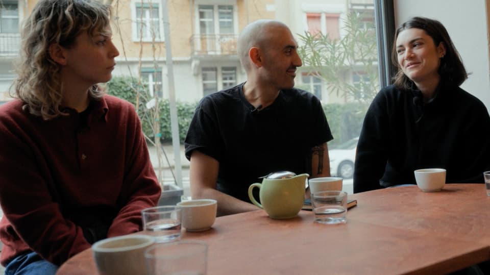 Fabio sitzt mit zwei Freundinnen in einem Kaffee.