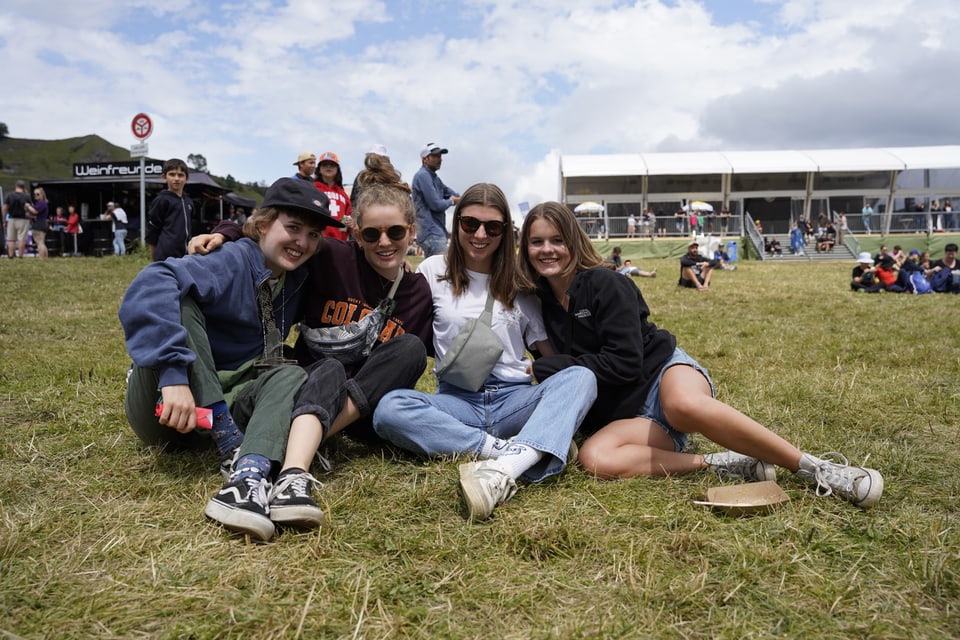 Besucher und Besucherinnen auf dem Festivalareal.