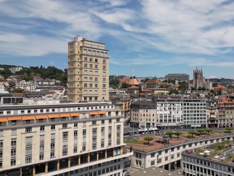 Panoramabild von Lausanne mit verschiedenen eher grauen Häusern.