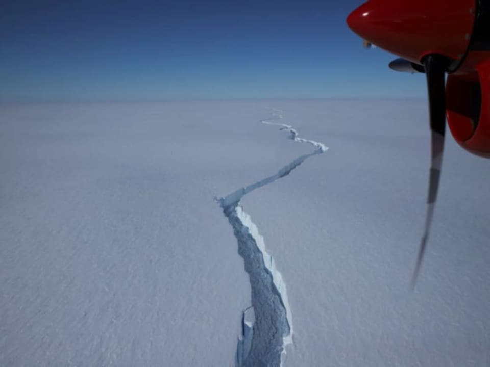 Riesiger Riss im antarktischen Eisschild aus der Luft aufgenommen.