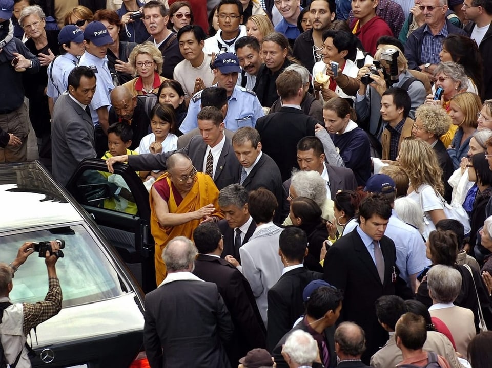 Dalai Lama in einer Menschenmenge in Züric