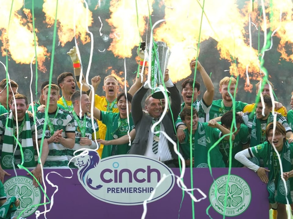 Celtic-Spieler jubeln, Coach Rodgers stemmt den Pokal
