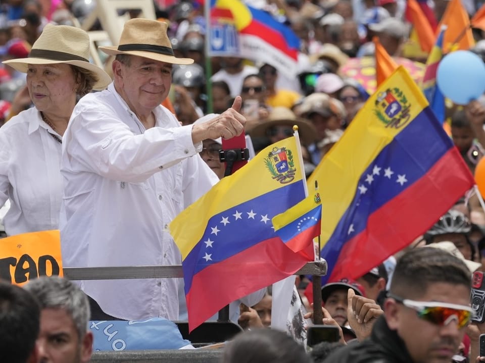 Menschenmenge bei einer Demonstration mit venezolanischen Flaggen.