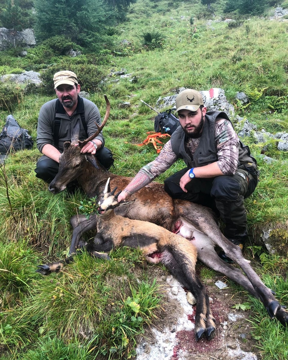 Luca Strimer e Jannik Stimet han sajettà ils 2 da settember ina chaura chamutsch ed in tschierv.