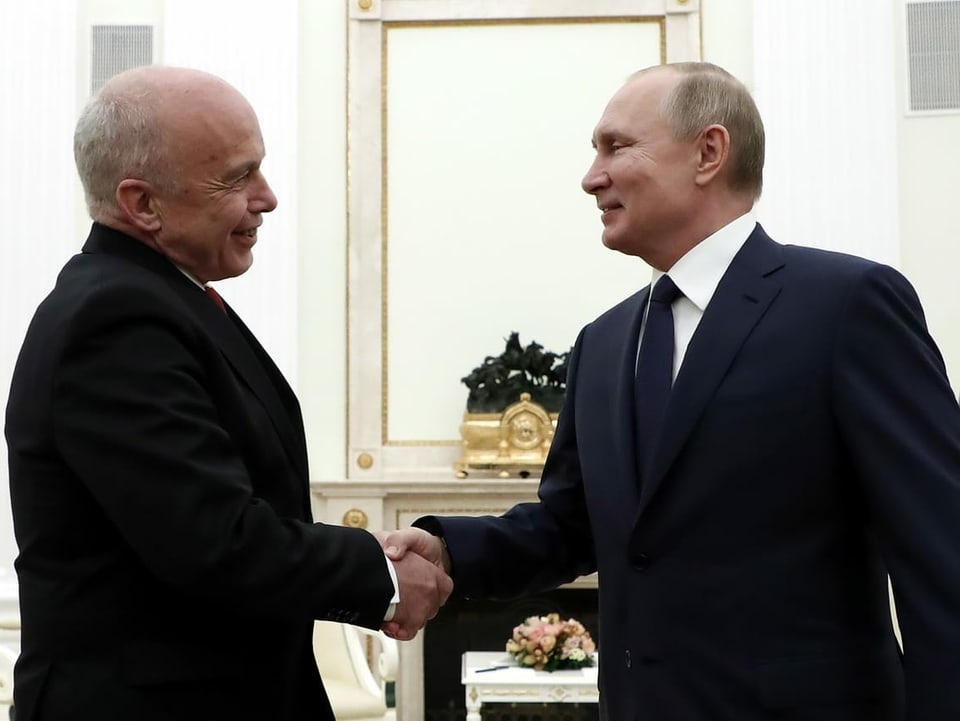 Ueli Maurer (links) und Wladimir Putin (rechts) schütteln sich die Hand.