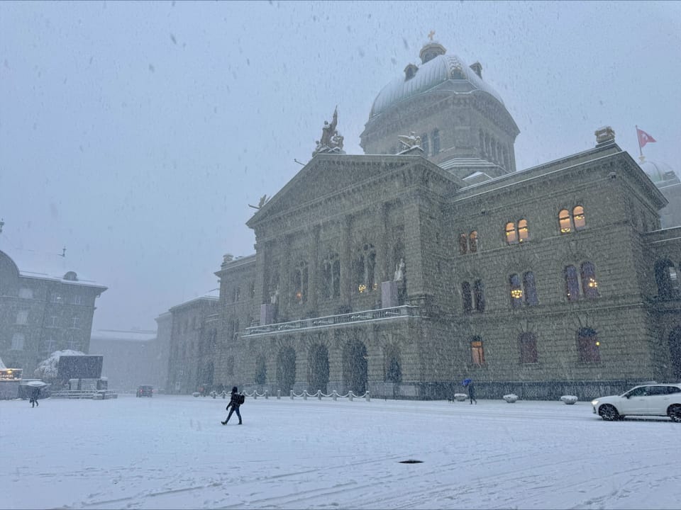 Schnee vor dem Bundeshaus.