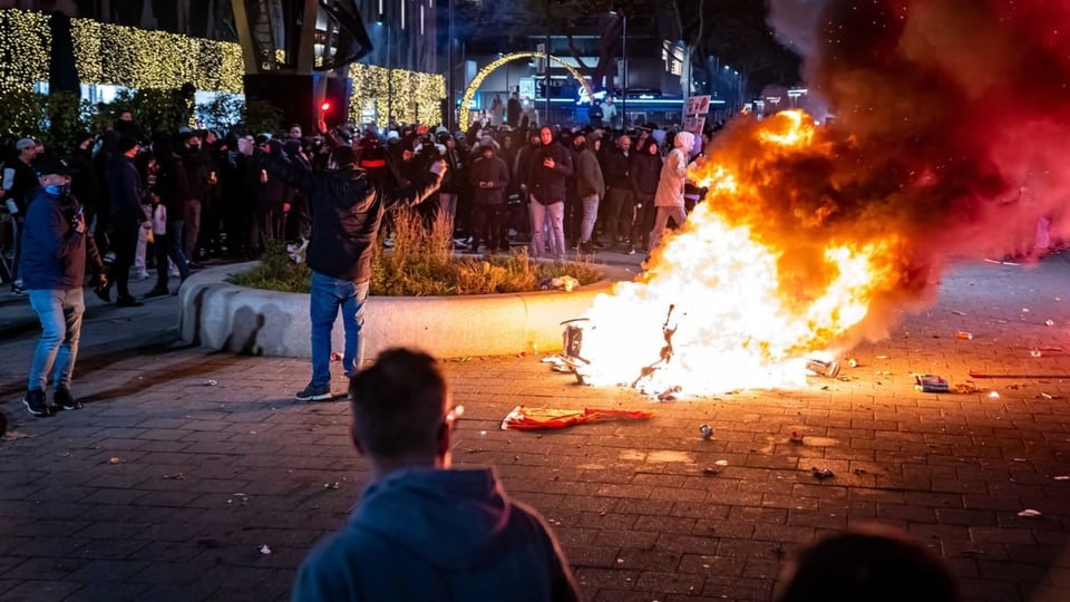 Menschenmenge in der Nacht. Feuer.