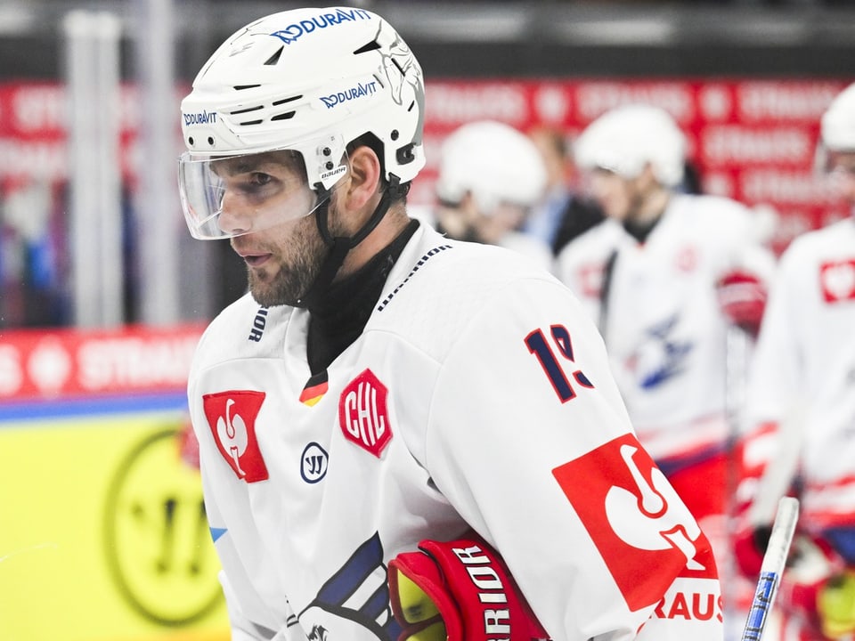 Eishockeyspieler im weissen Trikot während eines Spiels.